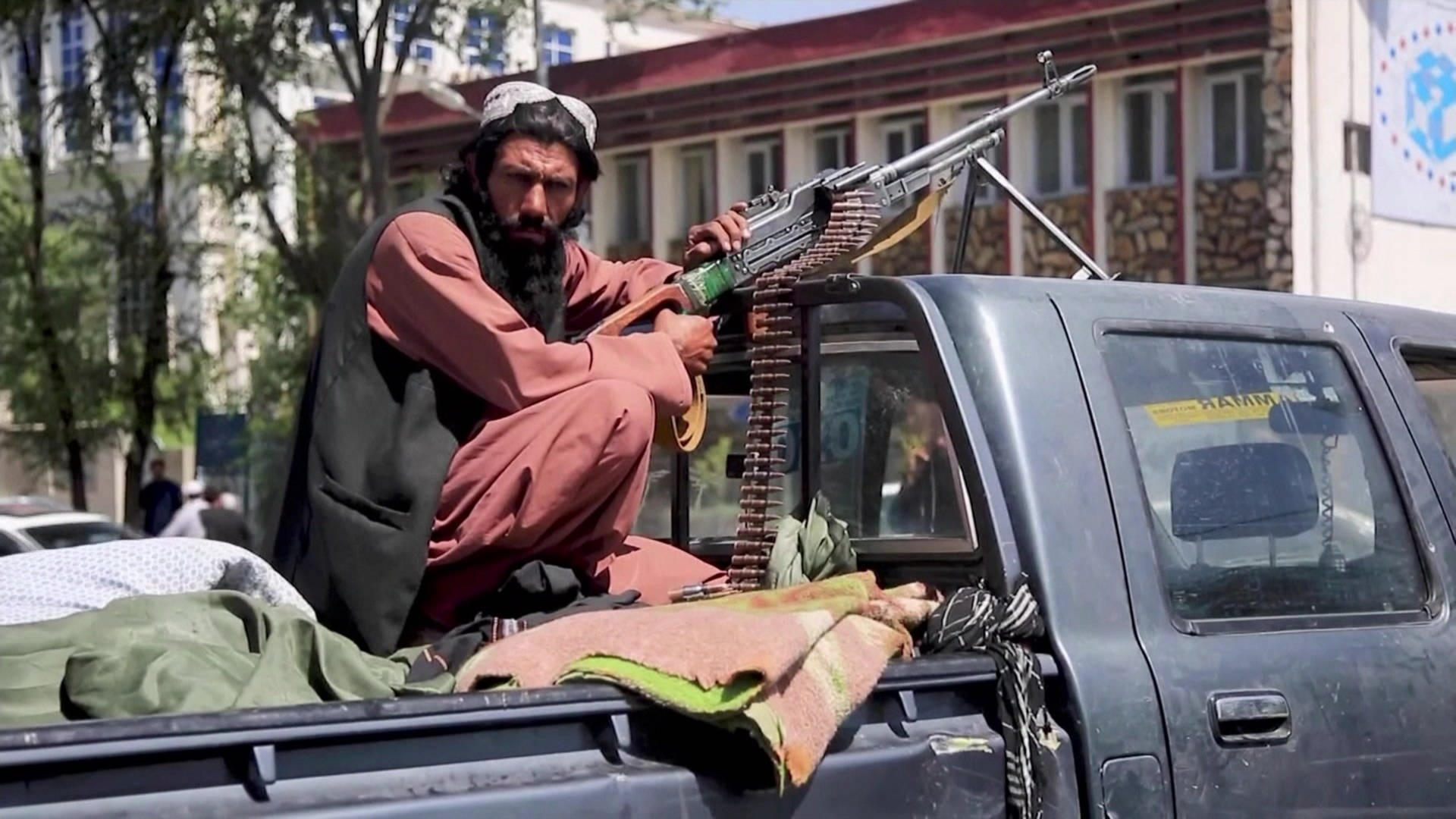 Bewaffneter Taliban auf der Ladefläche eines Pick-Ups