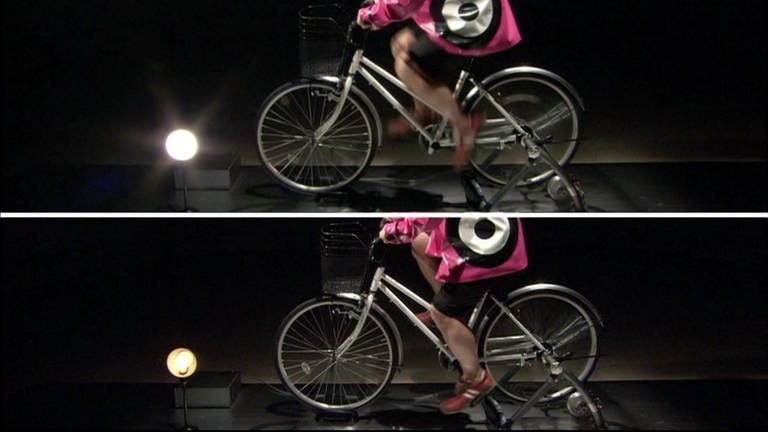 Zwei Bilder übereinander: eine Person fährt Fahrrad.