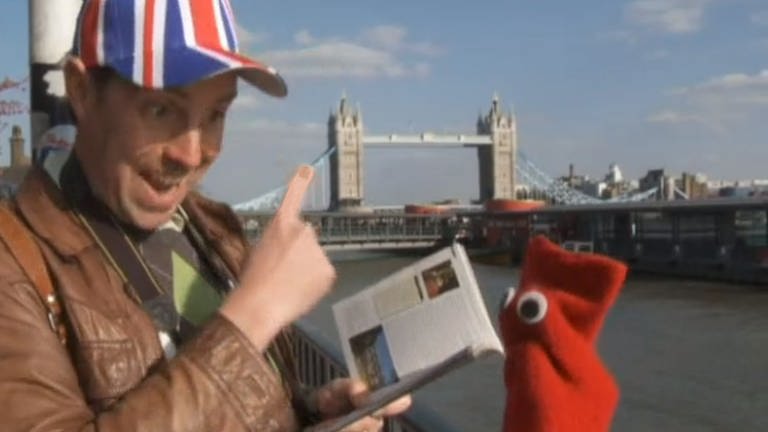 Englisch lernen: David und Red stehen in London vor der Tower Bridge.