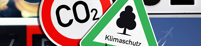 Zwei Verkehrschilder, beschriftet mit CO2 und Klimaschutz (Quelle: imago / Christian Ohde)