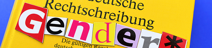 Ein Wörterbuch, darauf ausgeschnittene Buchstaben "Gender" (Quelle: imago / Christian Ohde)