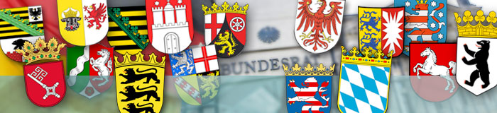 Montage: Deutschlandfahne, davor die Wappen der 15 Bundesländer und Stadtstaaten. (Quelle: colourbox, die Wappen sind nach § 5 Abs. 1 UrhG gemeinfrei)