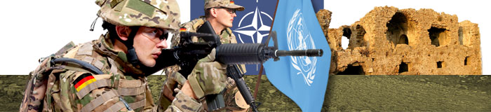 Montage: Zwei Soldaten mit Waffen vor einer Ruine, in der Mitte die Fahne von NATO und UNO.(Quelle: colourbox)
