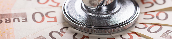Geldscheine, darübergehalten ein Stethoskop (Quelle: imago / Panthermedia)