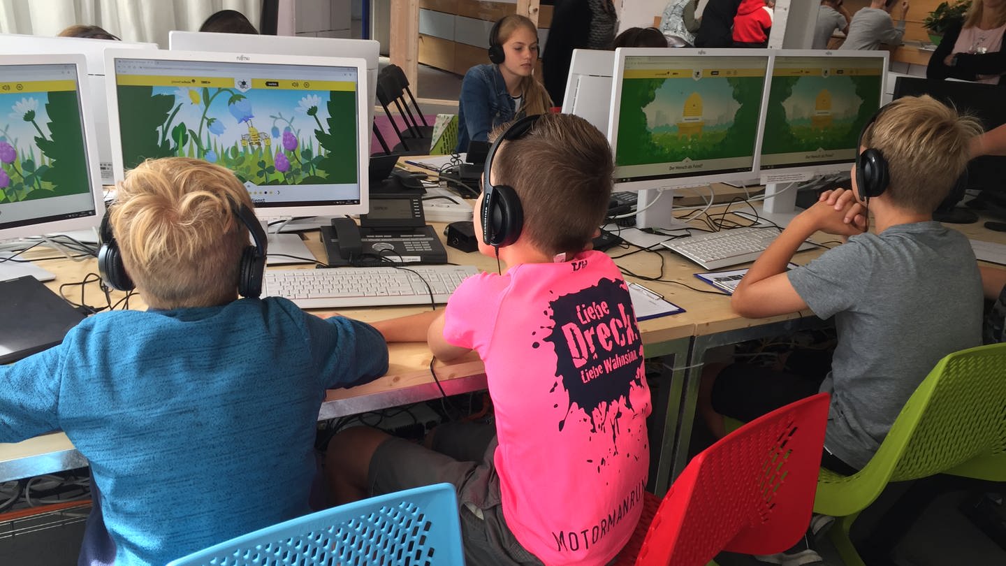 Kinder im Klassenzimmer vor Computern (Foto: Foto von Marina Rapp, SWR Planet Schule)
