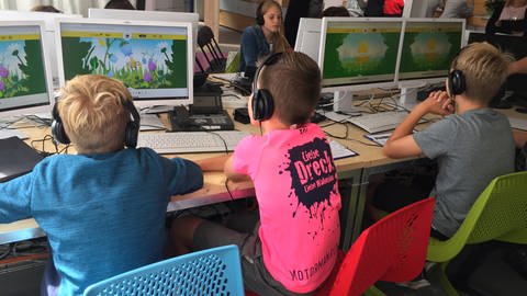 Kinder im Klassenzimmer vor Computern (Foto: Foto von Marina Rapp, SWR Planet Schule)