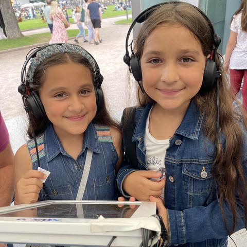 Kinder mit Kopfhörern an einem Tablet (Foto: Bilder vom SWR Sommerfestival)