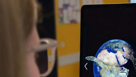 Klimawandel und Medienkompetenz: Schülerin benutzt die WDR-Klima-App auf einem Tablet. (Foto: WDR)