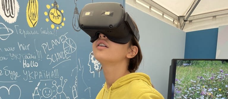 Jugendliche mit VR-Brille
