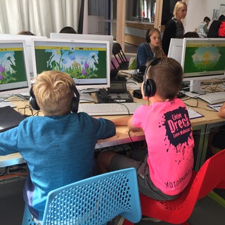 Kinder im Klassenzimmer vor Computern