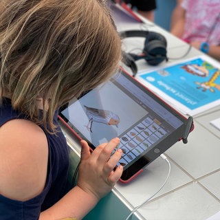 Mädchen am Tablet