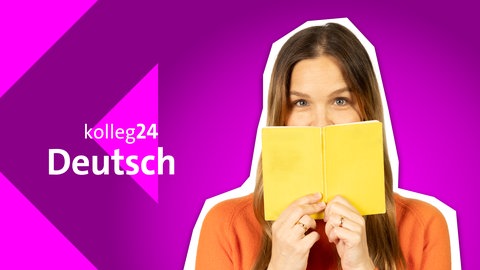 Presenterin von kolleg24 Deutsch mit geöffnetem Taschenbuch
