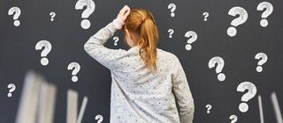 Kind vor einer Tafel mit vielen Formeln: Ihr geht ein Licht auf! planet schule will mit kurzen Erklärvideos schnell und einfach Wissen vermitteln