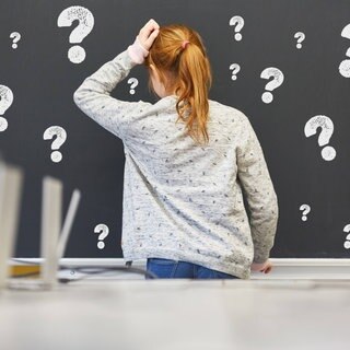 Kind vor einer Tafel mit vielen Formeln: Ihr geht ein Licht auf! planet schule will mit kurzen Erklärvideos schnell und einfach Wissen vermitteln