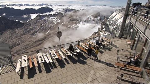 Bergpanorama und Bergrestaurant von oben fotografiert (Foto: WDR/SWR)