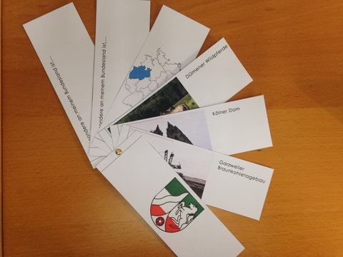 Ein Fächerbuch zu Nordrhein-Westfalen auf einer Tischplatte