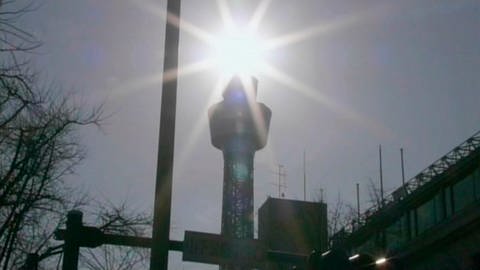Sonne hinter einem Turm. (Foto: SWR/WDR – Screenshot aus der Sendung)