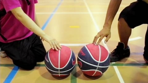 Zwei unterschiedlich stark befüllte Basketbälle. (Foto: SWR/WDR – Screenshot aus der Sendung)