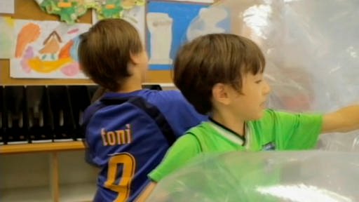 Schüler füllen Luft in durchsichtige Tüten. (Foto: SWR/WDR – Screenshot aus der Sendung)