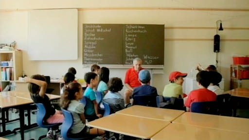 Schüler und Lehrer im Stuhlkreis in einem Klassenzimmer. (Foto: SWR/WDR – Screenshot aus der Sendung)