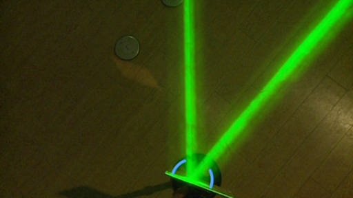 Grüner Lichtstrahl wird reflektiert. (Foto: SWR/WDR – Screenshot aus der Sendung)