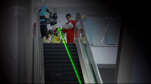 Grüner Lichtstrahl wird eine Treppe hinunter gelenkt. (Foto: SWR/WDR – Screenshot aus der Sendung)