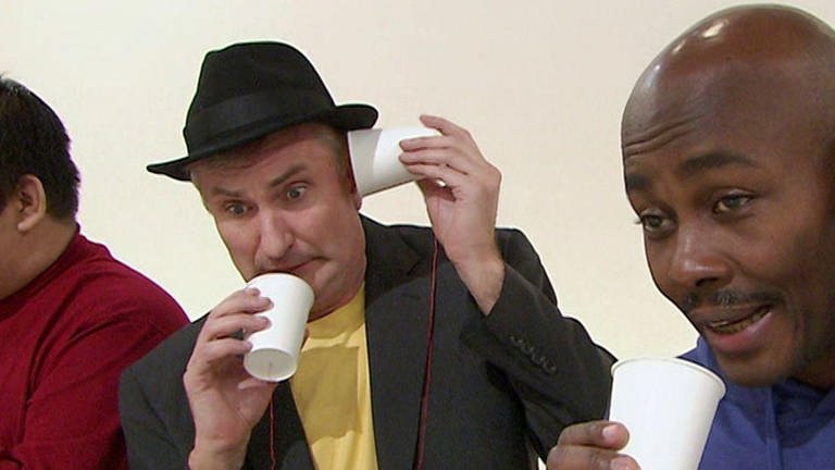 Drei Personen mit Bechertelefonen (Foto: SWR – Screenshot aus der Sendung)