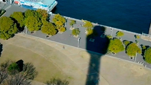 Schatten einer Turmspitze. (Foto: SWR/WDR – Screenshot aus der Sendung)