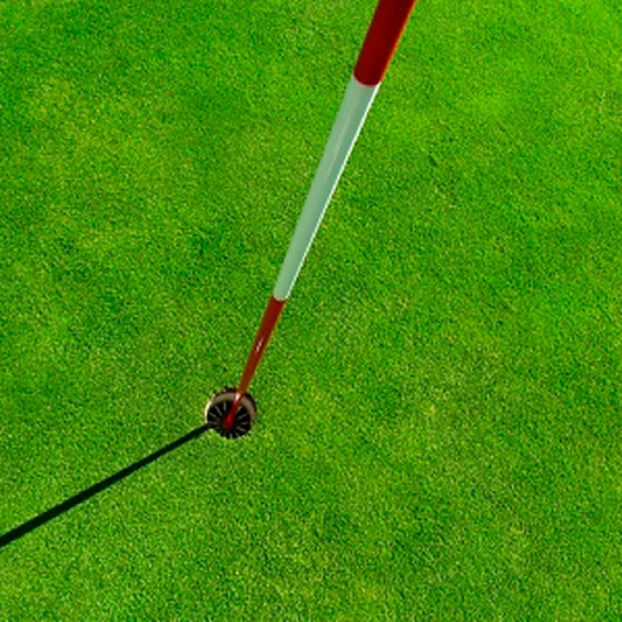 Nahaufnahme eine Golf Lochs, dessen Fahne einen Schatten wirft. (Foto: Rainer Sturm, Pixelio.de)