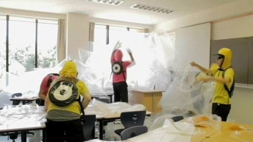 Team füllt große Tüten mit Luft. (Foto: SWR/WDR – Screenshot aus der Sendung)