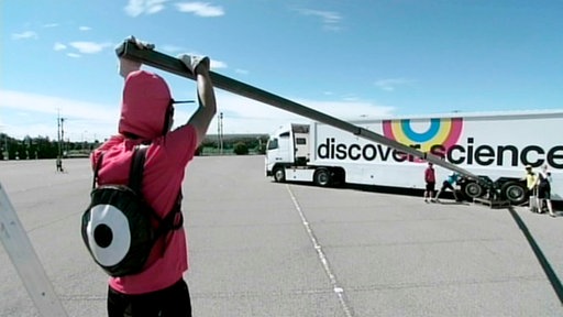 Mann an Hebel aus Metall.