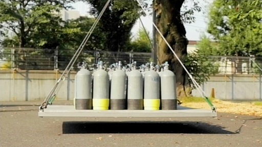 Sauerstoffflaschen auf Waage.