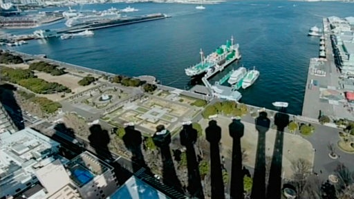 Mehrere Turmschatten in einer Stadt nebeneinander.