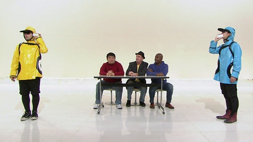 Zwei Männer mit Bechertelefon.