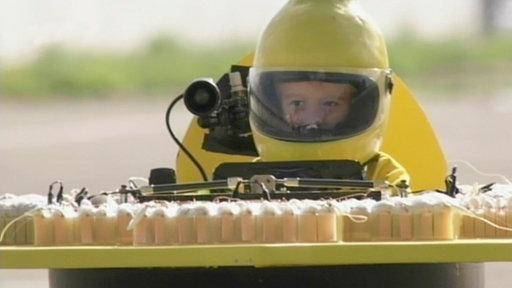 Junge mit gelbem Helm.