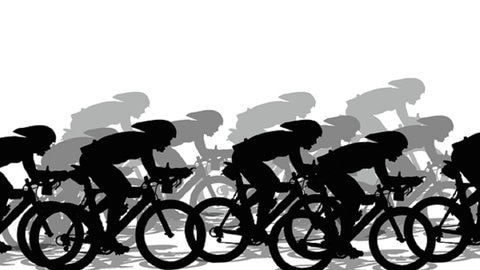 Gruppe Radfahrer als Schattenriss.