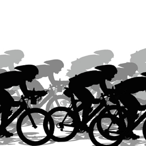 Gruppe Radfahrer als Schattenriss.