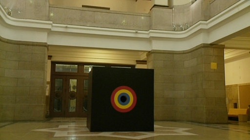 Dunkle Box in einem großen Raum.