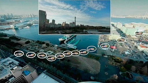 Bunte Fußabdrücke über einer Stadtansicht