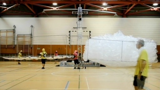 Lufttüten auf einer riesigen Waage.