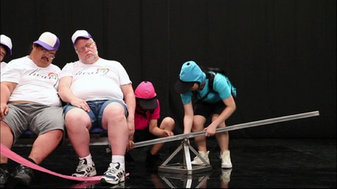 Zwei Männer auf der Bank, zwei Männer am Hebel.