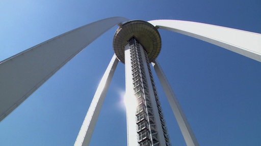 Sonnenlicht reflektiert auf der Turmspitze.