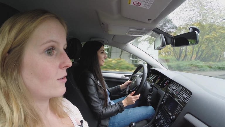 Eine Fahrlehrerin und eine Schülerin im Auto. (Foto: WDR - Screenshot aus der Sendung)