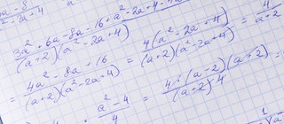 Termumformungen füllen ein Blatt Papier. Sie sind ein wichtiger Teil der Algebra und helfen dabei, Gleichungen zu lösen. 