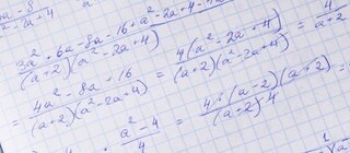 Termumformungen füllen ein Blatt Papier. Sie sind ein wichtiger Teil der Algebra und helfen dabei, Gleichungen zu lösen. 