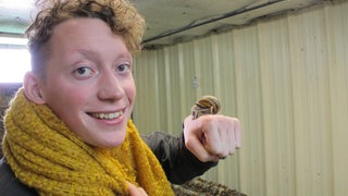 Moderator Jonas mit einer Schnecke auf der Hand