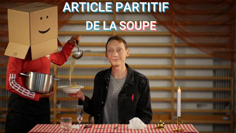 Ein junger Mann bekommt Suppe serviert, über ihm die Einblendung "article partitif - de la soupe" (Foto: )