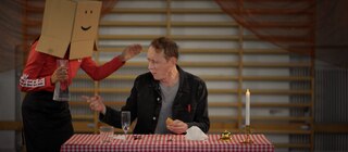 Moderator Jonas bekommt eine Karaffe Wasser angeboten. Wie wird das "article partitif" für unbestimmte Mengen auf Französisch gebildet?