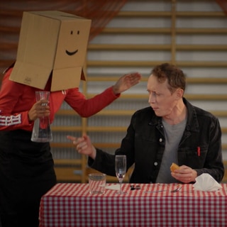 Moderator Jonas bekommt eine Karaffe Wasser angeboten. Wie wird das "article partitif" für unbestimmte Mengen auf Französisch gebildet?