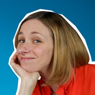 Presenterin der Folge zur allgemeinen und Scheitelpunktform von quadratischen Gleichungen im kolleg24 Mathematik